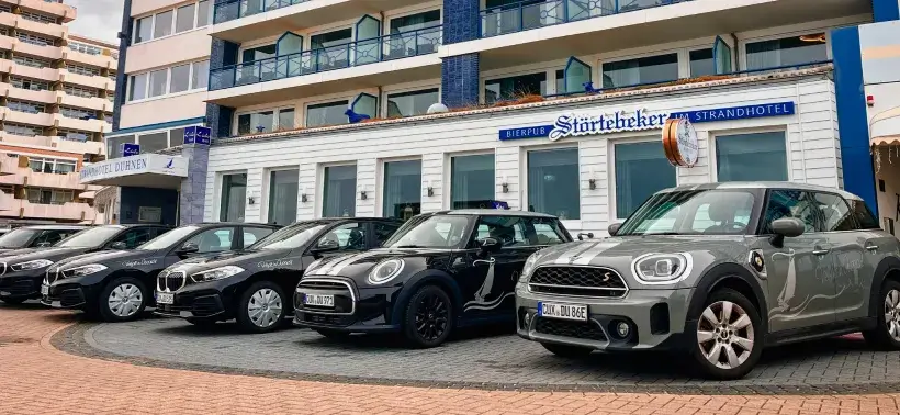 Mini-Cooper Autos stehen vor dem Hotel